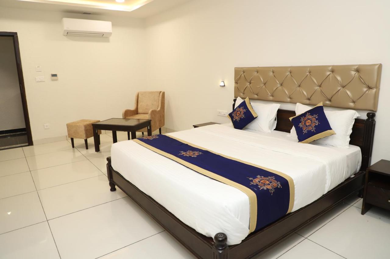 Clover Inn Ουνταϊπούρ Εξωτερικό φωτογραφία