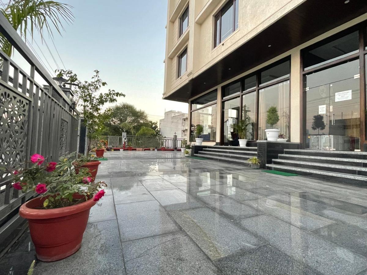 Clover Inn Ουνταϊπούρ Εξωτερικό φωτογραφία