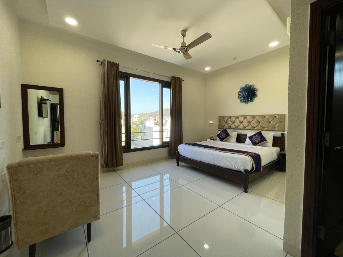 Clover Inn Ουνταϊπούρ Εξωτερικό φωτογραφία