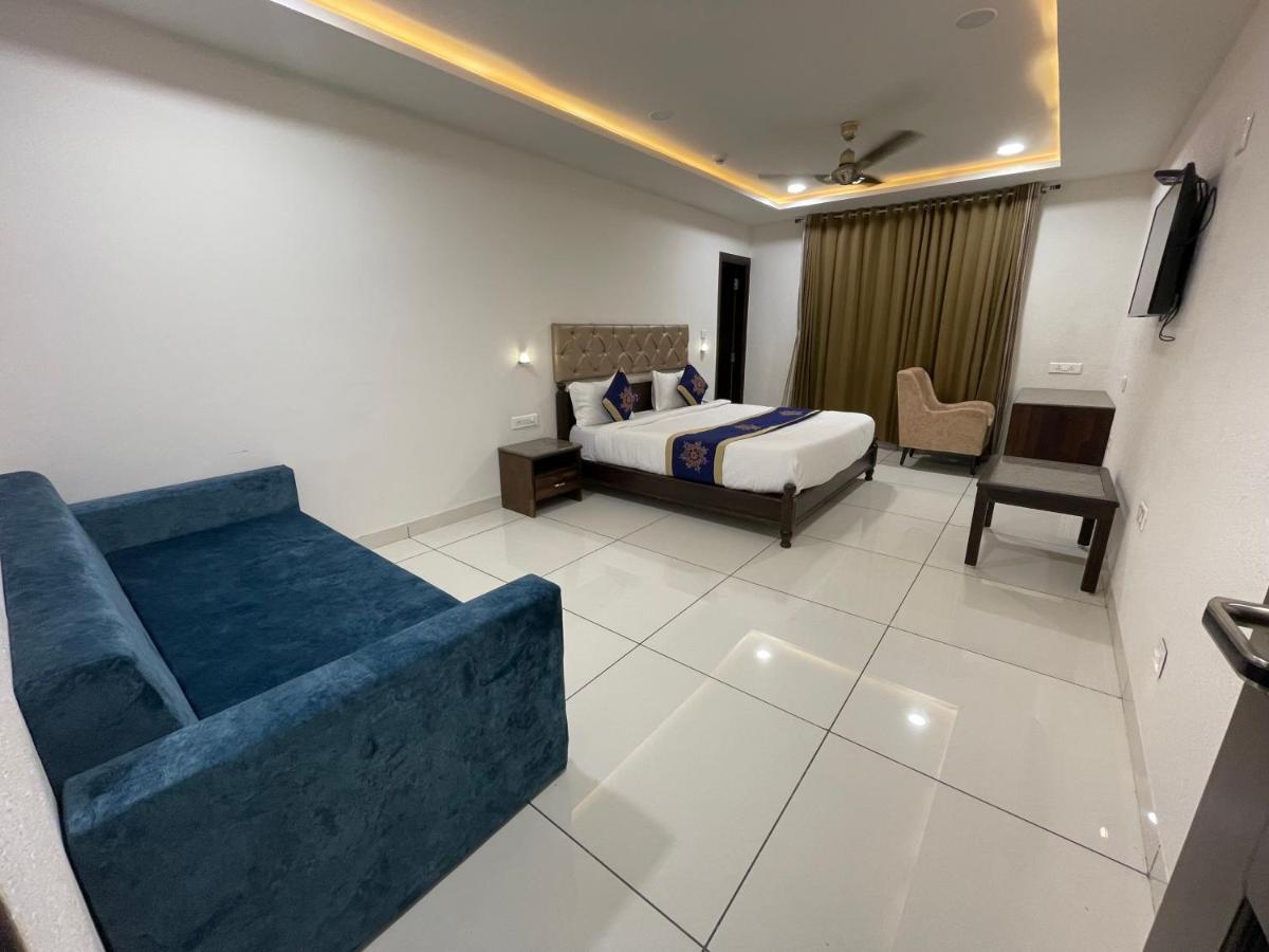 Clover Inn Ουνταϊπούρ Εξωτερικό φωτογραφία
